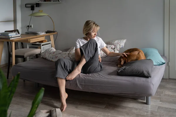 Sad Worried Middle Aged Woman Sitting Sofa Caring Old Sick — Stock fotografie