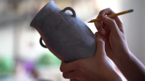 Woman Apron Writes Words Acrylic Paint Tiny Brush Handmade Ceramic — Vídeos de Stock