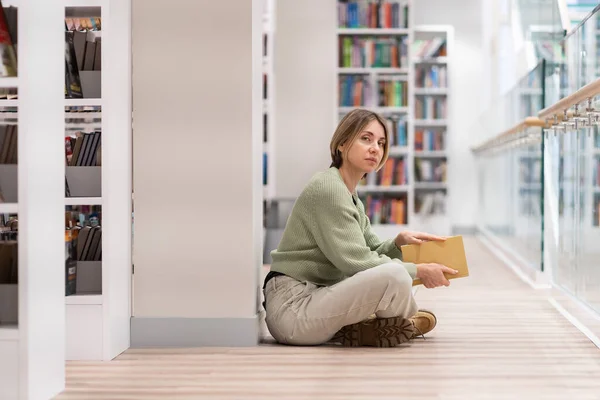 Middle Aged Woman Library Visitor Sitting Floor Bookcase Book Hands — ストック写真