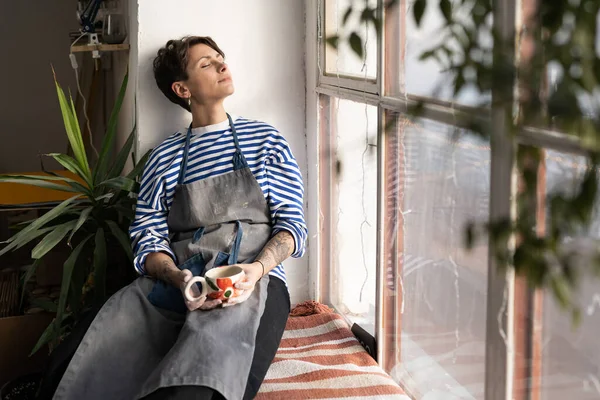 Artisanale Fatiguée Avec Une Tasse Thé Dans Les Mains Sur — Photo