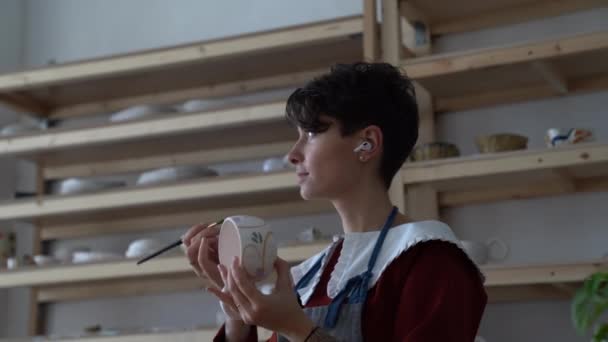 Young Italian Woman Ceramist Wearing Wireless Earphones Listening Music While — Vídeo de Stock