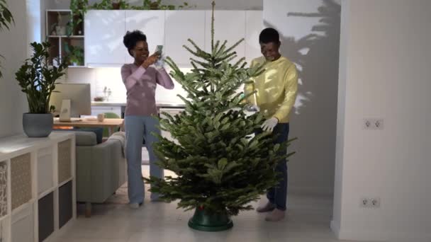 Jovem Mulher Tirando Foto Árvore Natal Fresco Não Decorado Para — Vídeo de Stock
