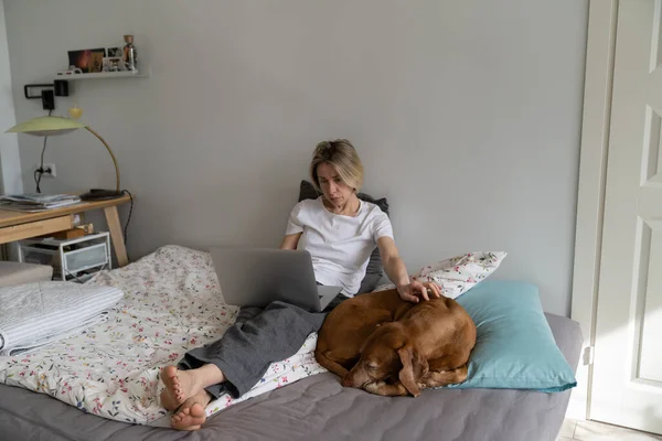 Middle Aged Woman Favourite Dog Sit Bed Hoping Better Future — ストック写真