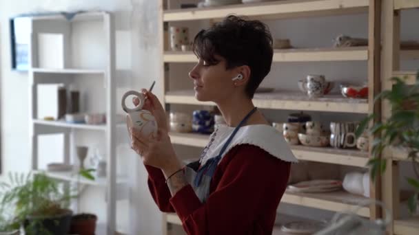 Creative Smiling Young Georgian Woman Ceramist Enjoying Work Pottery Studio — Vídeo de Stock