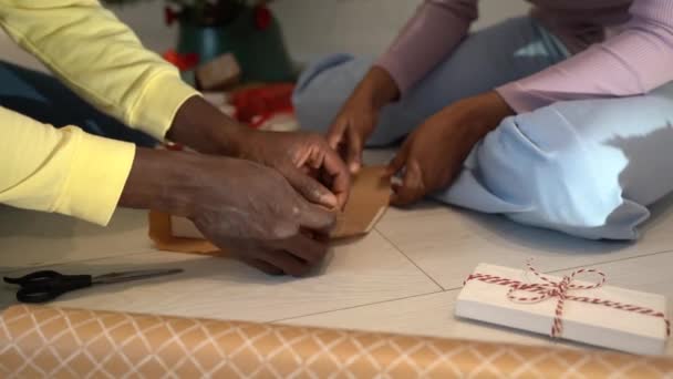 Çift Noel Için Hazırlanıyor Afrikalı Bir Adamla Bir Kadının Parlayan — Stok video