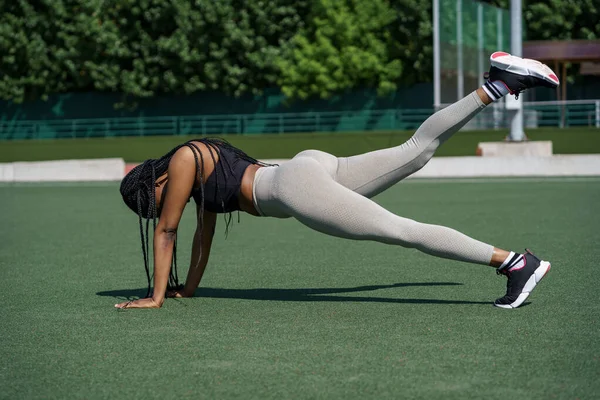 Young African American Woman Starts Intensive Training All Types Muscles — Foto de Stock