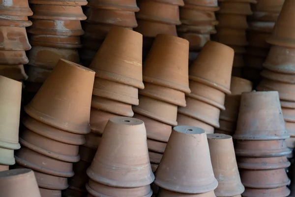 Close Van Stapels Van Oude Gebruikte Verweerde Terra Cotta Bloempotten — Stockfoto