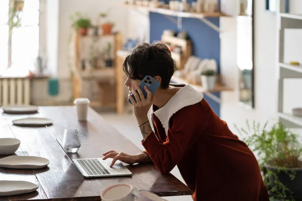 Young Woman Pottery Business Owner Using Laptop Talking Client Phone — Photo