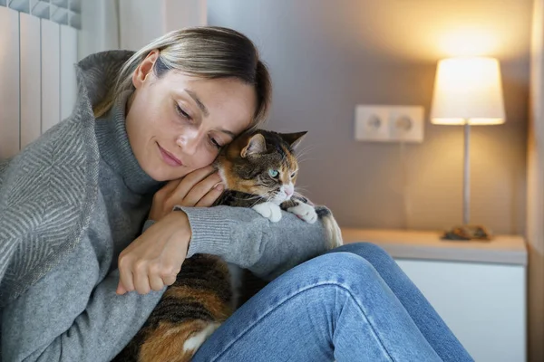 Young Woman Hugs Domestic Pet Enjoying Spending Time Favourite Cat — Stock Photo, Image