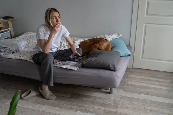 Nachdenkliche Reife Frau Denkt Darüber Nach Probleme Mit Unbezahlten Rechnungen — Stockfoto