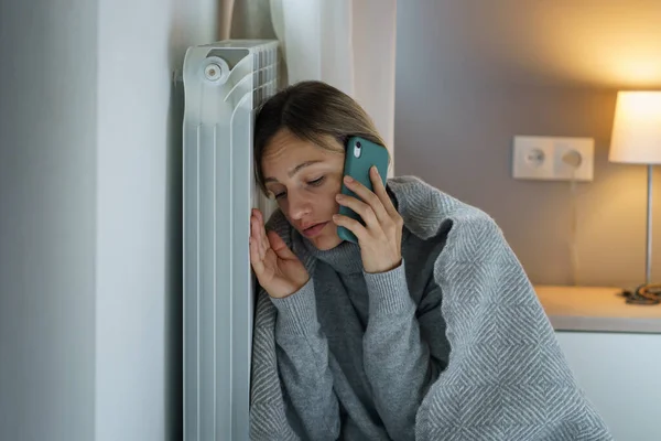 Jonge Vrouw Bedekt Met Warme Deken Probeert Bellen Hotline Problemen — Stockfoto