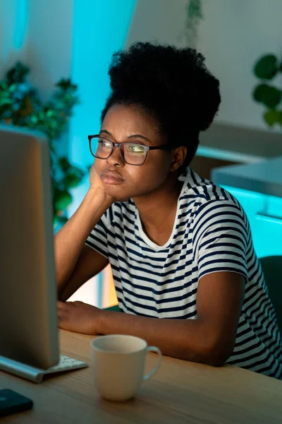 Uttråkad Afroamerikansk Kvinna Frilansare Tittar Datorn Med Allvarliga Uttryck Tänka — Stockfoto