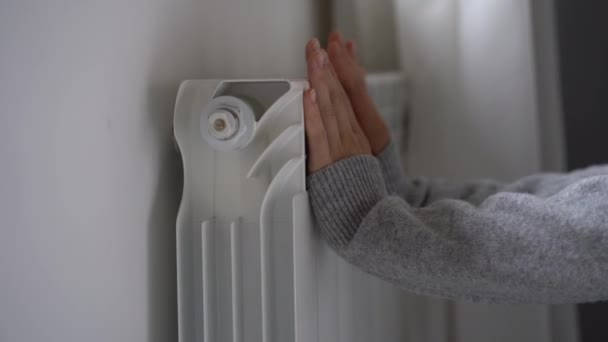 Vrouw Raakt Kamer Centrale Verwarming Radiator Het Gevoel Koud Appartement — Stockvideo