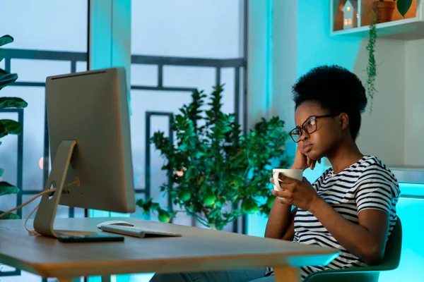 Femme Afro Américaine Est Assise Table Maison Contre Des Plantes — Photo