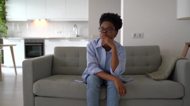 Mujer Afroamericana Pensativa Joven Pensando Problemas Relaciones Mujer Rizada Piel — Vídeos de Stock