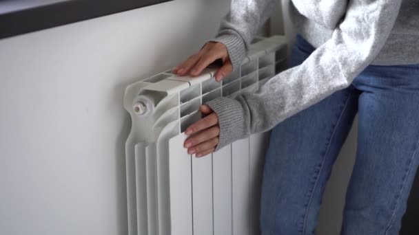 Een Vrouw Met Een Grijze Sweater Wil Warmte Haar Appartement — Stockvideo