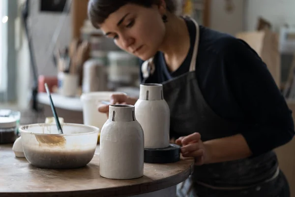 Ung Kvinnlig Hantverkare Svart Förkläde Arbetar Med Porslin Sitter Vid — Stockfoto