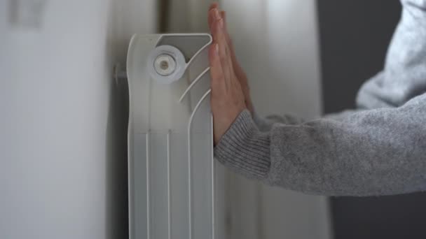 Mujer Toca Habitación Calefacción Central Radiador Sensación Frío Apartamento Señora — Vídeos de Stock