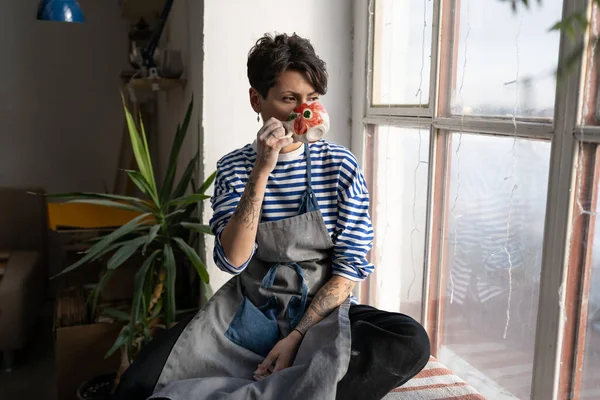 Young Creative Woman Owner Pottery Studio Female Potter Dirty Apron — Stock Photo, Image