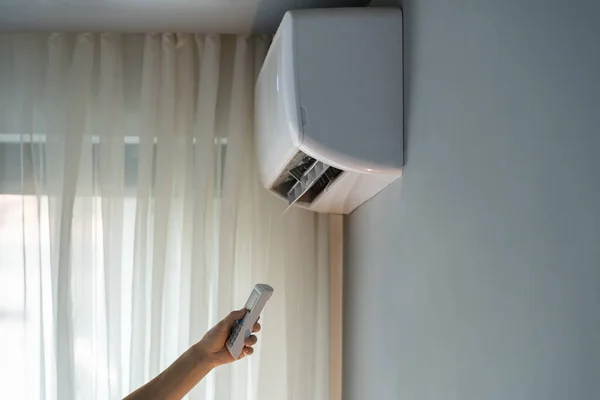 Propietario Enciende Aire Acondicionado Para Calentar Apartamento Frío Persona Usa —  Fotos de Stock