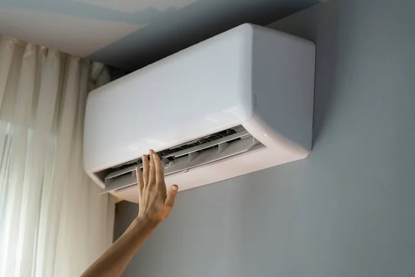 Female Owner Apartment Stretches Hand Check Operating Air Conditioner Catch — Stock Photo, Image