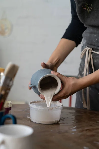 Artisan Verse Les Restes Argile Vase Gris Dans Bol Plastique — Photo