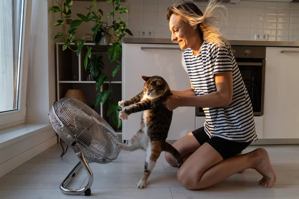 Domestic Cat Trying Run Away Blonde Owner Hates Resists Cold — Stock Photo, Image