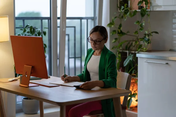 Femme Réfléchie Dans Les Lunettes Fait Liste Pour Projet Budget — Photo