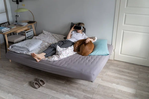 침대에 베개를 외로운 여성이 안경을 피자마 암컷은 의문제와 어려움을 피하는 — 스톡 사진