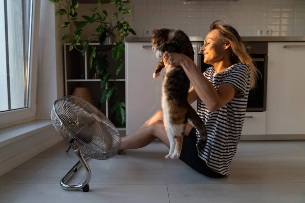 Domácí Kočka Snaží Utéct Blondýny Majitel Nenávidí Odolává Studenému Vzduchu — Stock fotografie