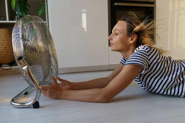 Femme Sueur Essayant Attraper Flux Air Froid Trouve Sur Sol — Photo