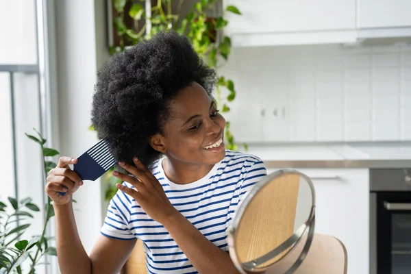 Fröhliche Afroamerikanerin Mit Traditioneller Ethnischer Frisur Sitzt Der Küche Spiegel — Stockfoto