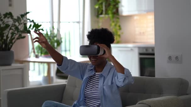 Αφρο Αμερικανίδα Που Παίζει Γυαλιά Της Στο Σπίτι Εικονική Πραγματικότητα — Αρχείο Βίντεο