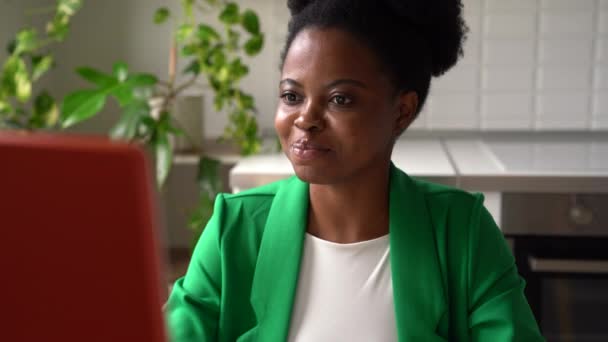 Νεαρή Αφρο Αμερικανίδα Γυναίκα Επαγγελματικά Ρούχα Που Μιλάει Κάθεται Μπροστά — Αρχείο Βίντεο