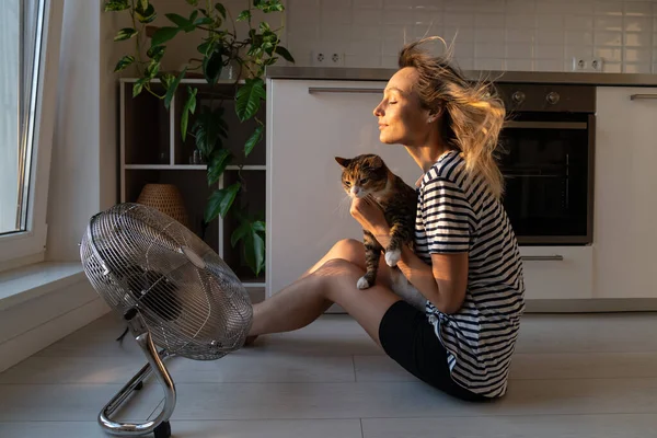Young Woman Holds Cat Front Electric Fan Tries Cool Stuffiness — Stock Photo, Image