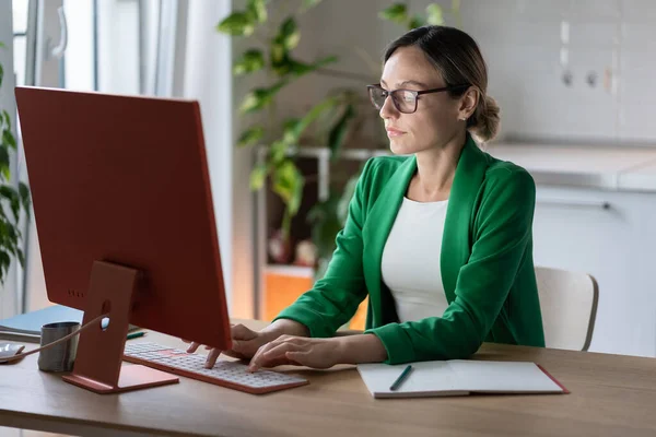 Framgångsrik Fokuserad Vit Affärskvinna Som Arbetar Datorn Sitter Vid Skrivbordet — Stockfoto