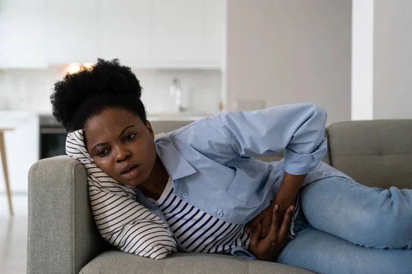 Femme Afro Américaine Malade Éprouvant Des Problèmes Santé Souffrant Crampes — Photo