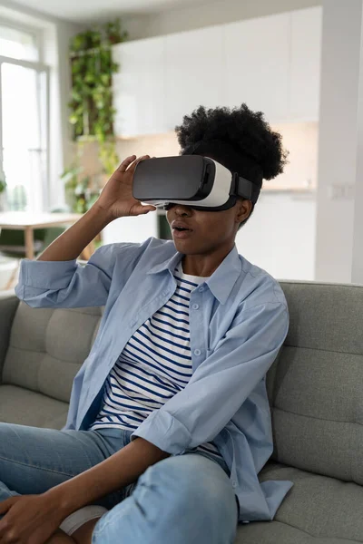 Shocked African American Woman Using Glasses Home Virtual Reality Wearable — Stock Photo, Image