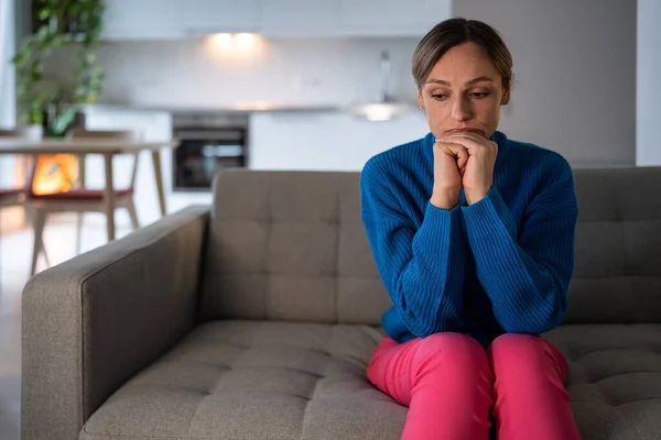 Mujer Joven Con Suéter Azul Piensa Reciente Ruptura Con Novio — Foto de Stock