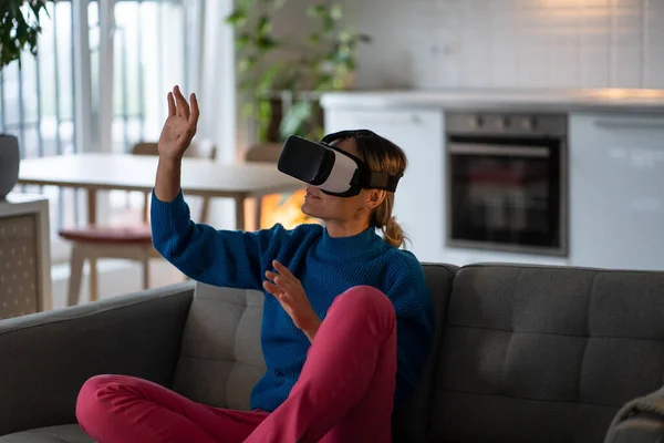 Caucasian Woman Using Glasses Entertainment Games Augmented Reality Technology Girl — Stock Photo, Image