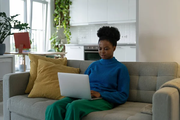 Young African American Woman Freelancer Typing Article Online Magazine Laptop — Stock Photo, Image