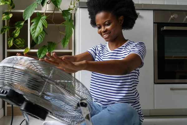 Fröhliche Junge Afroamerikanerin Die Coolness Genießt Streckt Hände Zum Fächer — Stockfoto