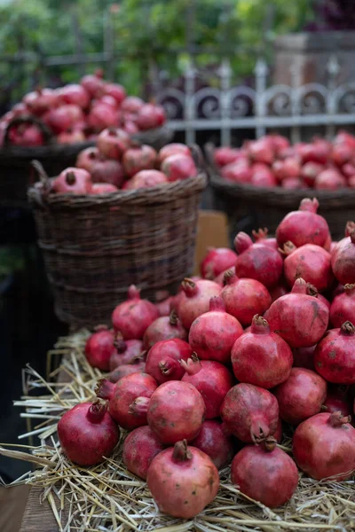 Colheita Romã Madura Palha Seca Cestas Vime Mercado Agricultores Livre — Fotografia de Stock