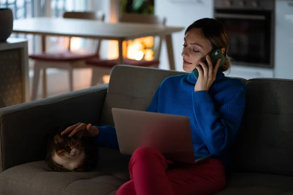 Female Freelancer Talks Smartphone Colleague Necessary Details Project Strokes Domestic — Stock Photo, Image