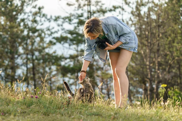 Молодая Женщина Держащая Фотокамеру Играет Домашней Кошкой Потерявшейся Пустой Лесной — стоковое фото