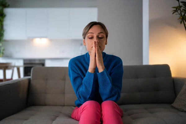 Mulher Triste Vestindo Camisola Azul Sofre Depressão Outono Melancolia Mulher — Fotografia de Stock