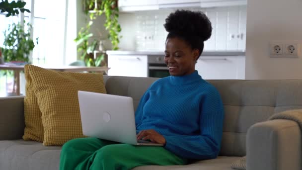 랩탑을 무릎에 아프리카 미국인 동료들 온라인 협상에 참여하고 소녀는 비디오 — 비디오