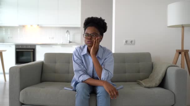 Flustered Afroamerykanka Jest Bardzo Nerwowy Wzdychając Dotykając Twarzy Rąk Siedzi — Wideo stockowe