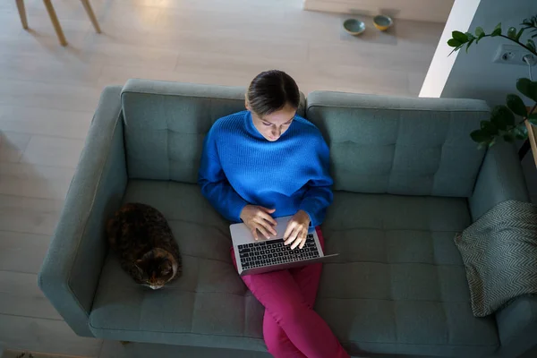 Konzentrierte Kaukasische Frau Mit Laptop Auf Dem Schoß Tippt Post — Stockfoto