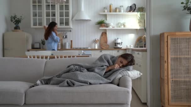 Больной Подросток Лежит Диване Завернутый Серое Одеяло Кашля После Простуды — стоковое видео